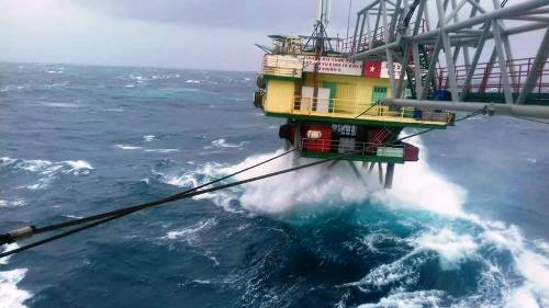 Bão Tembin quét qua Trường Sa